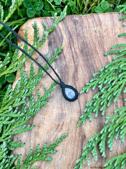 Insight & Connection Moonstone Dot Dainty Necklace ꩜