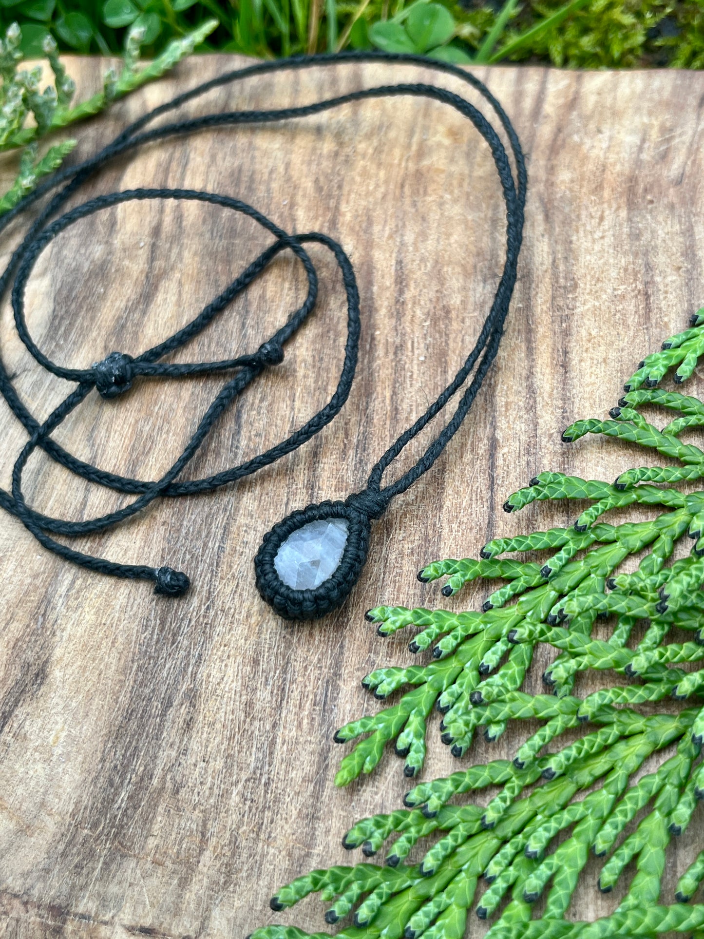 Insight & Connection Moonstone Dot Dainty Necklace ꩜